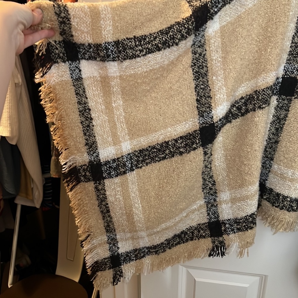 Poncho - Picture 3 of 3